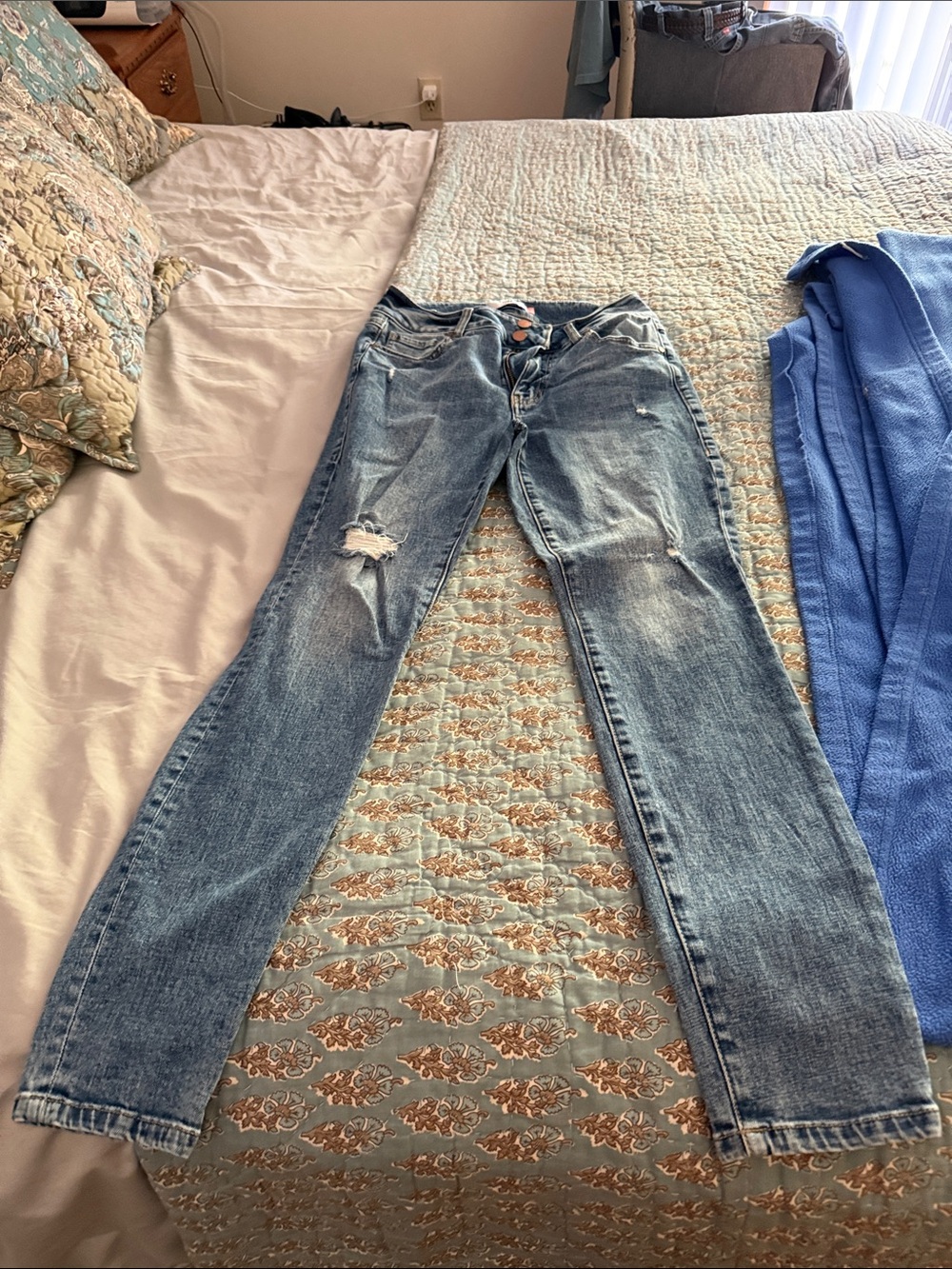 CAbi Women’s Light Blue Skinny Jeans with Distressed Knee